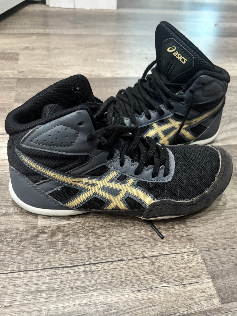 Asics youth kids High-Top Wrestling Sneakers size 2.5